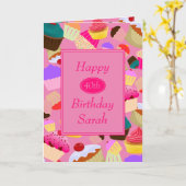 おもしろい、明るいピンクのカップケーキAny Age誕生日カード カード (黄色い花)