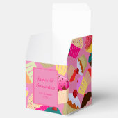 おもしろい、明るいピンクのカップケ結婚ーキ –  フェイバーボックス (オープン)