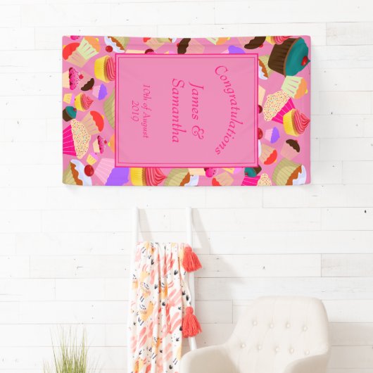 おもしろい、明るいピンクのカップケ結婚ーキ –  横断幕 (インサイチュ)