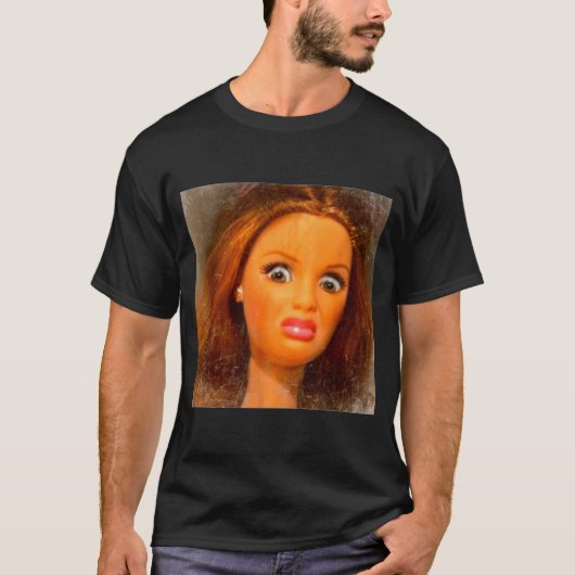 おもしろい 気持ち悪い人形の顔 ミーム Tシャツ (正面)