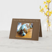 おもしろい「父の日」カードに寝ているバセット カード (黄色い花)