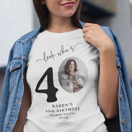 おもしろい「誰が40歳?」おしゃれな40歳の誕生日 Tシャツ