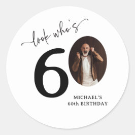 おもしろい「誰が60歳?」おしゃれな60歳の誕生日 ラウンドシール
