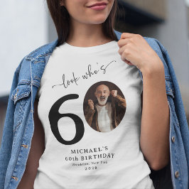 おもしろい「誰が60歳?」おしゃれな60歳の誕生日 Tシャツ