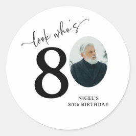 おもしろい「誰が80歳?」おしゃれな80歳の誕生日 ラウンドシール