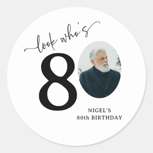 おもしろい「誰が80歳？」おしゃれな80歳の誕生日 ラウンドシール (正面)