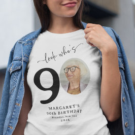 おもしろい「誰が90歳?」おしゃれな90歳の誕生日 Tシャツ
