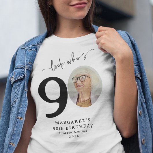 おもしろい「誰が90歳？」おしゃれな90歳の誕生日 Tシャツ