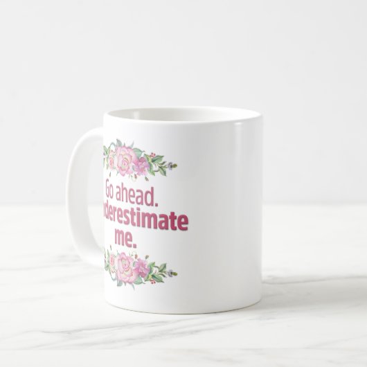 "おもしろい、過少見積りします私を"タイポグラフィは先に行きます コーヒーマグカップ (正面左)