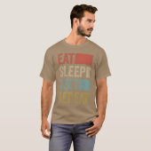おもしろい 食べて寝て投げて繰り返す 70年代 人気家族 Tシャツ (正面フル)