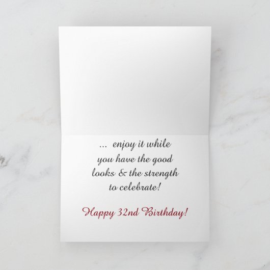 おもしろい、32歳の誕生日、娘、赤と白文字。 カード (内部)