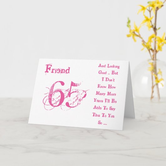 おもしろい、65歳の友人の誕生日、ピンクとホワイトの文字。 カード (黄色い花)
