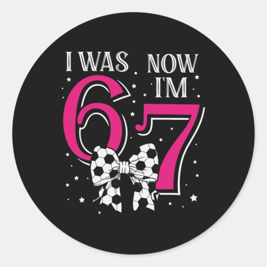 おもしろい 67six 7歳 女の子 誕生日 サッカー 6歳だったのに今は ラウンドシール (正面)