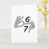 おもしろい Six Seven 6 7 ミーム 67 スケルトンの手 ハロウィン カード (黄色い花)