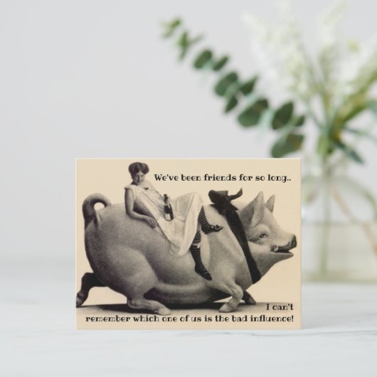 おもしろいBFFユーモア友情は豚のボトル女を笑う ポストカード (スタンド正面)