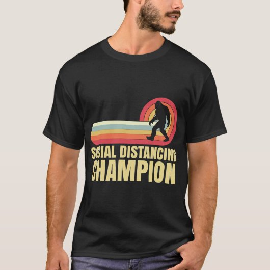 おもしろいBigfoot Social Distancing Champion Tシャツ (正面)