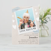 おもしろいBlue Look who's 93 Photo 93誕生日 招待状 (スタンド正面)