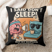 おもしろいBrain vs Bed Cartoon - "Don't Sleep" クッション (ブランケット)