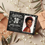 おもしろいChalkboard Doodleフォトサプライズ30th誕生日 招待状<br><div class="desc">おもしろいをモダン発表ファンキーし、30歳の誕生日パーティの招待状!素朴な黒板のデザインに懐かしさをtouchし、個人的な写真とカスタマイズパーティーの詳細でそれができる。あなたの驚きのお祝いのためのインスタントバズを作成！</div>