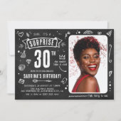 おもしろいChalkboard Doodleフォトサプライズ30th誕生日 招待状 (正面)