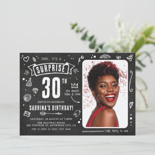 おもしろいChalkboard Doodleフォトサプライズ30th誕生日 招待状 (スタンド正面)