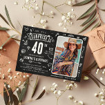おもしろいChalkboard Doodleフォトサプライズ40th誕生日 招待状<br><div class="desc">おもしろいモダンシャルボードドードル写真「Shhh...  It's a Surprise」 40th Birthdayパーティの招待状!デザインは白いチョークのドードルを持つ素朴な黒板を備えている。写真とテンプレートを自分のカスタマイズイベント詳細でアップロードする。</div>