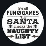 おもしろいChristmas Santaいけな Listステッカー ラウンドシール<br><div class="desc">おもしろい「サンタがリストをチェックするまで、すべてのおもしろいとゲームだ」と書かれた文字付きクリスマスのステッカーいけな。</div>