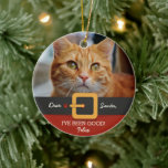 おもしろいChristmas Santa Cat写真と名前カスタム セラミックオーナメント<br><div class="desc">サンタ祝のベルトと赤いスーツの上に位置する子猫の写真を取り入れた、かわいい両面クリスマスツリーオーナメント。パーソナライズすカスタムる文字と猫の名前を追加する。何年も大切にする休日の記念来品。</div>