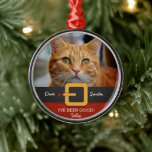 おもしろいChristmas Santa Cat写真と名前カスタム メタルオーナメント<br><div class="desc">サンタ祝のベルトと赤いスーツの上に子猫の写真を置いたかわいいクリスマスツリーのオーナメントで、猫とホリデーシーズン。パーソナライズすカスタムる文字と猫の名前を追加する。何年も大切にする休日の記念来品。</div>