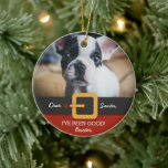 おもしろいChristmas Santa Dog写真と名前カスタム セラミックオーナメント<br><div class="desc">祝サンタベルトと赤いスーツの上に置かれた犬の写真を特集した可愛らしいクリスマスツリーオーナメント。パーソナライズすカスタムる文字と犬の名前を追加する。何年も大切にする休日の記念来品。</div>
