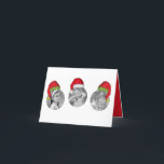 おもしろいChristmas Santa Hat 3枚の写真 シーズンカード<br><div class="desc">このデザインは素晴らし、可愛いサンタクロースの帽子と小人の小妖精や小人のテーマと子供へ、クリスマスのおもしろいグリーティングカードを備えおもしろい、3つの写真テンプレートとお洒落、北極の、ミニマル休日の写真カード</div>