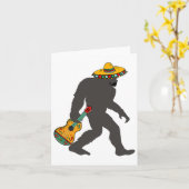 おもしろいCinco De Mayo Bigfoot Mexican Guitar - Cinco カード (黄色い花)