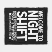 おもしろいCNAシャツおもしろいナイトシフトシャツ フリースブランケット (正面(横))