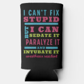 おもしろいCRNA/麻酔科医は愚かな問題を解決できない スリム缶クーラー (裏面)