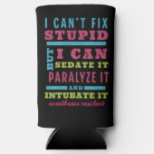 おもしろいCRNA/麻酔科医は愚かな問題を解決できない スリム缶クーラー (正面)