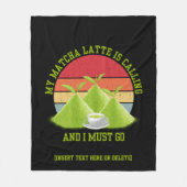おもしろいMATCHA山脈がラテドリンカーを呼び出す フリースブランケット (正面)