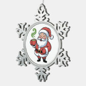 おもしろいMatcha Drinkを持つクリスマスサンタホールディング スノーフレークピューターオーナメント (右)