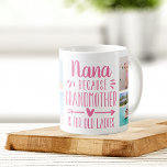 おもしろいNana God孫の名前とフォトコラージュ コーヒーマグカップ<br><div class="desc">祖母と呼ばれることを嫌うおばあちゃんのための完璧な贈り物おもしろいで、この可愛いとナナマグカップは、孫の5枚の写真のコラージュの中でことわざ"Nana – ので、祖母は老婦人のための"を備えている。ピンク色の正方形カスタムに、メッセージ、孫の名前、年をパーソナライズし、ある種のナナのための母の日や祖父母の日の贈り物を作成するユニーク。</div>