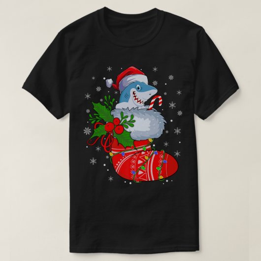 おもしろいShark Fish In Christmas Socks Santa Shark Xm Tシャツ (デザイン正面)