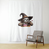 おもしろいSloth in Witch Hatドーナツを楽しむ – Cute Ha タペストリー (インサイチュ)