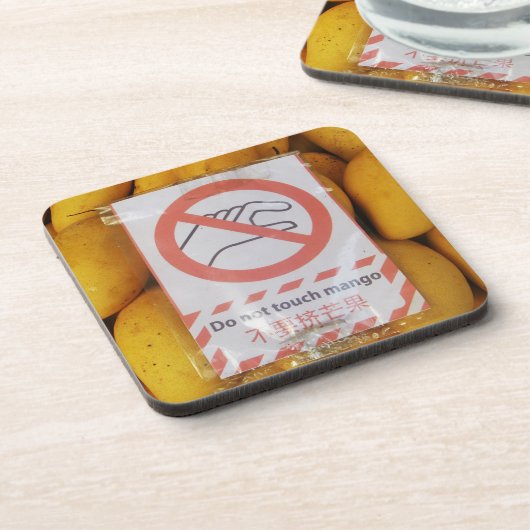'おもしろいtouchマンゴー'の署名 コースター (左側)