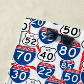 おもしろいUSハイウェイシンボルや象徴とマップランダムパターン ビーチタオル (インサイチュ)