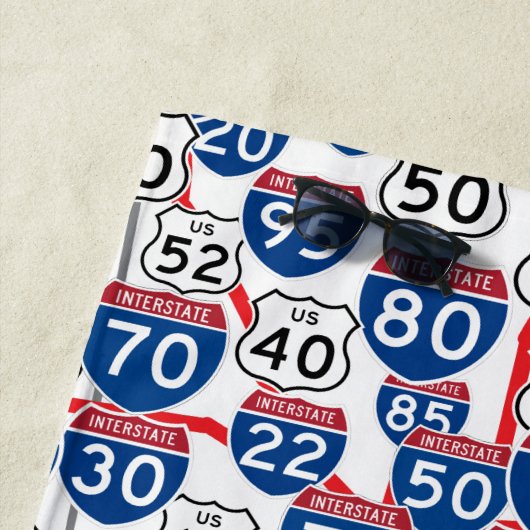 おもしろいUSハイウェイシンボルや象徴とマップランダムパターン ビーチタオル (インサイチュ)