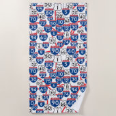 おもしろいUSハイウェイシンボルや象徴とマップランダムパターン ビーチタオル (正面)