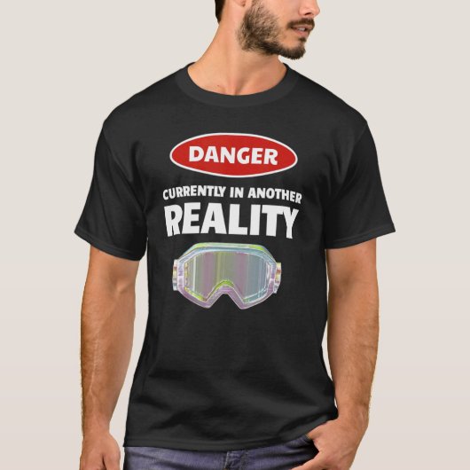 おもしろいVRゲーマー仮想現実の別の危険 Tシャツ (正面)