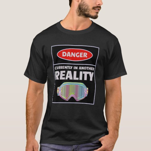 おもしろいVRゲーマー仮想現実の別の危険 Tシャツ (正面)