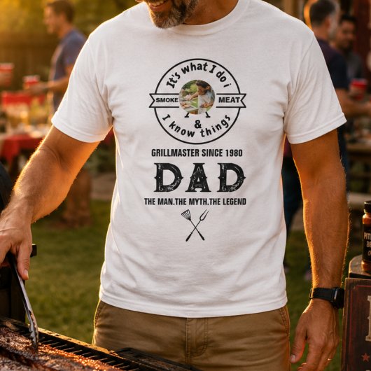 おもしろお父さん写真「私がやることは肉をスモークすること」 Tシャツ