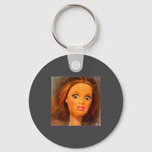 おもしろくて不快な人形の顔のミーム キーホルダー (正面)