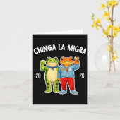 おもしろカエル抗議グラフィック "Chinga la migra" カード (黄色い花)