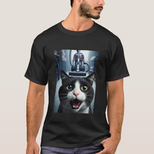 おもしろタキシード猫の自撮りと掃除機チェイスのミーム Tシャツ (正面)